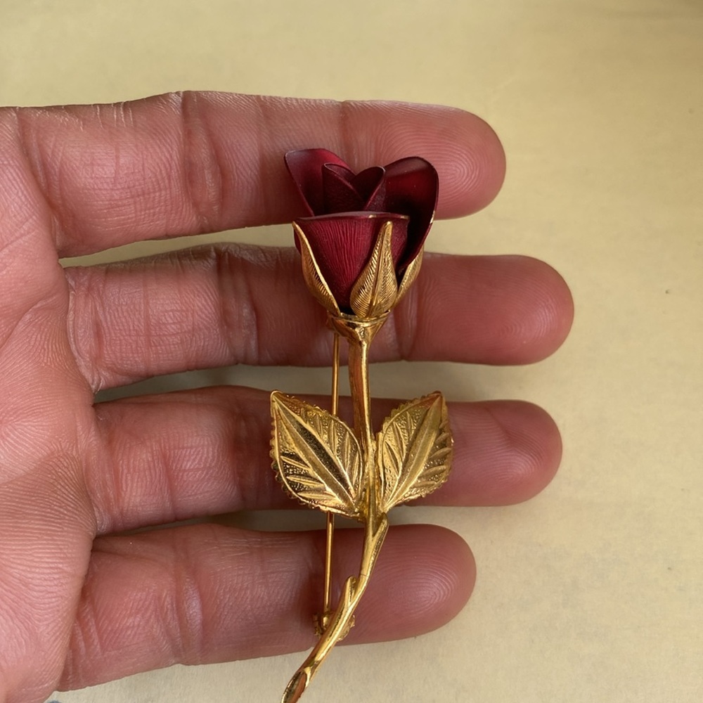 Beautiful Goldtone Stalk of Red Rose Ladies Brooch Pin. Like new, barely used. - Picture 4 of 10
